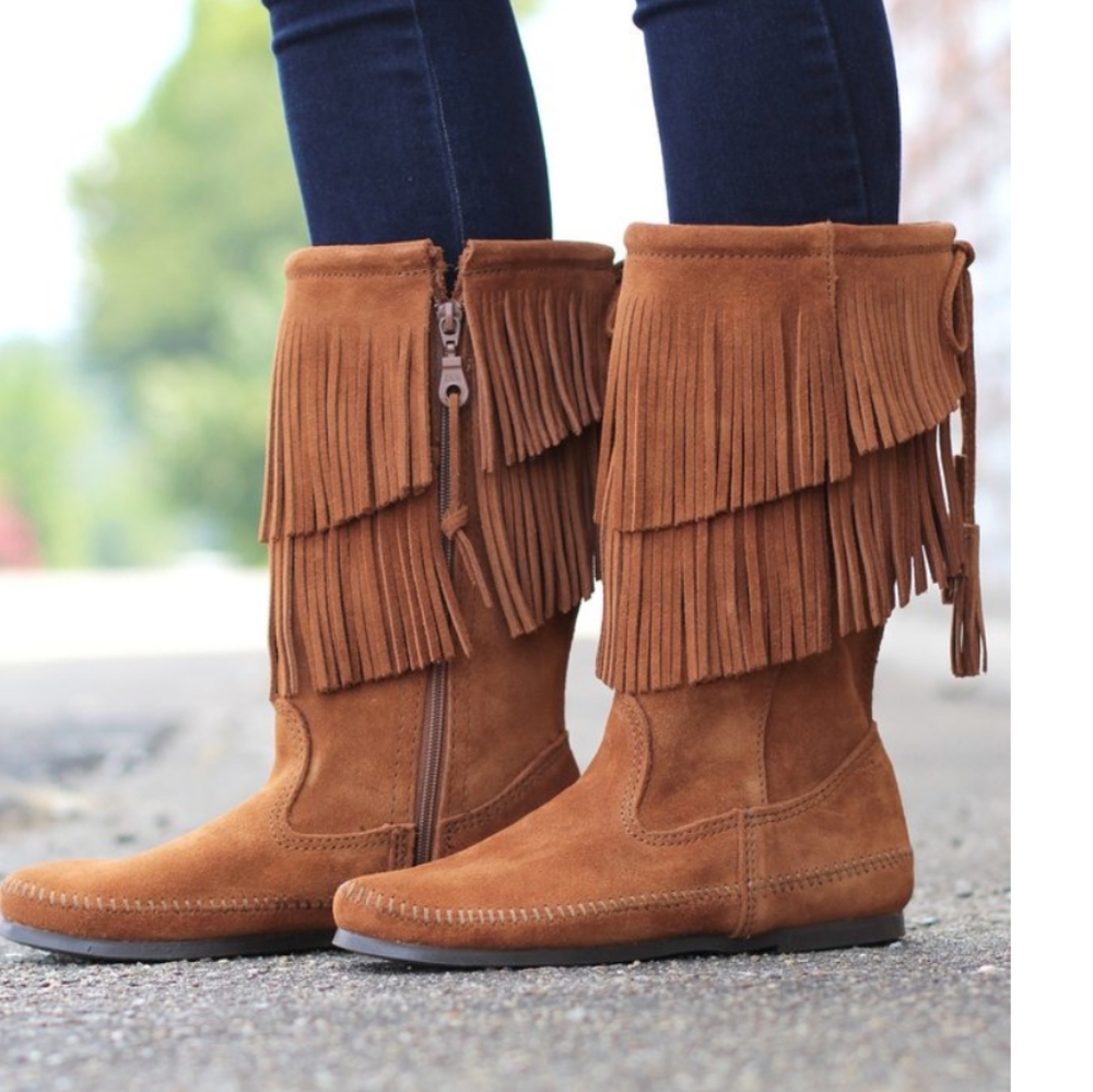 NEW Minnetonka two-layer fringe moccasins